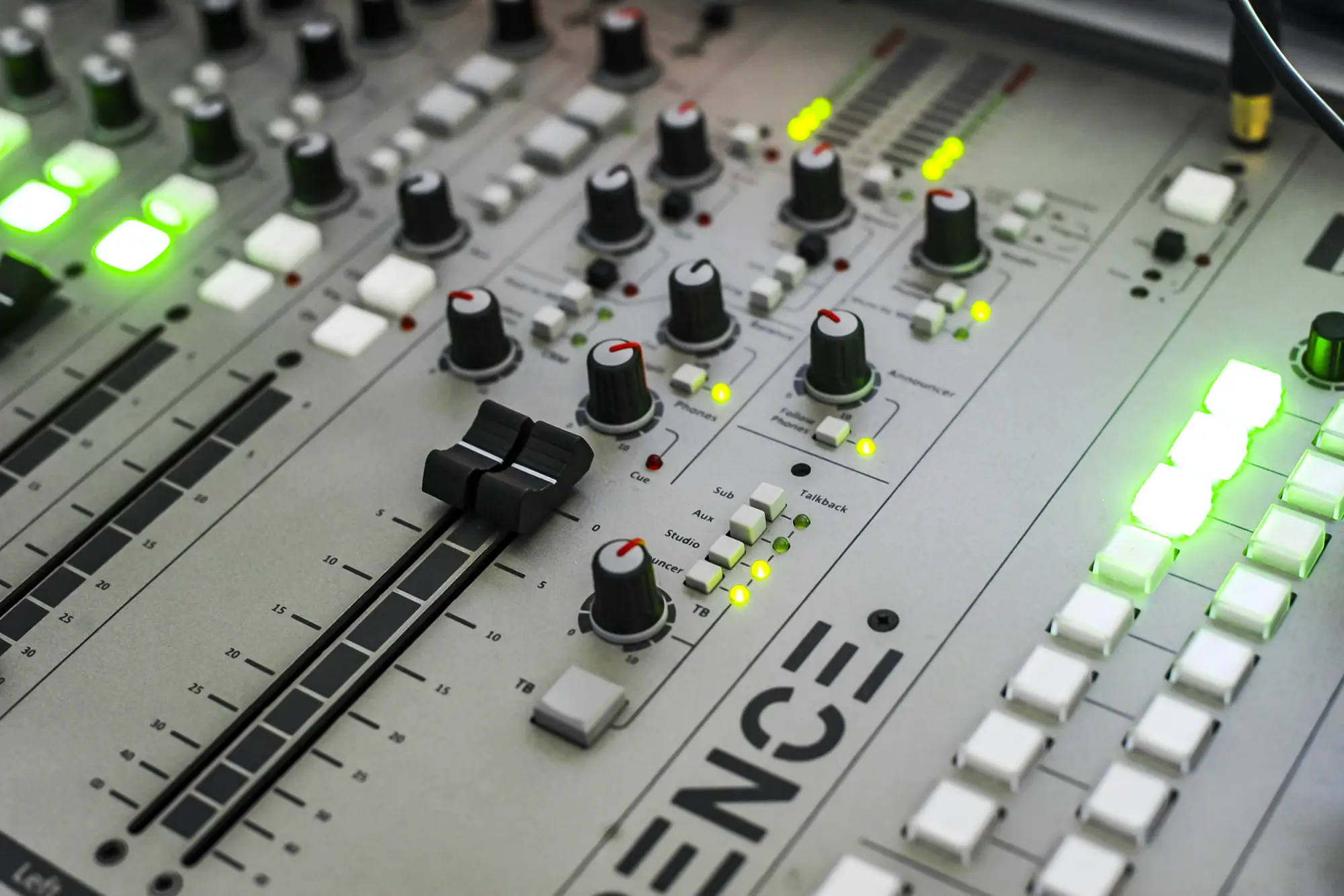 Table de mixage pour la radio © aprealmedia.fr